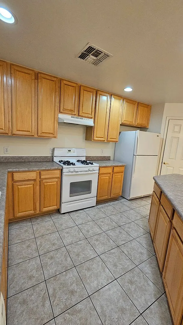 Beautiful 3 Bed 2 Bath Riverhaven - 2 story home! — Photo 3