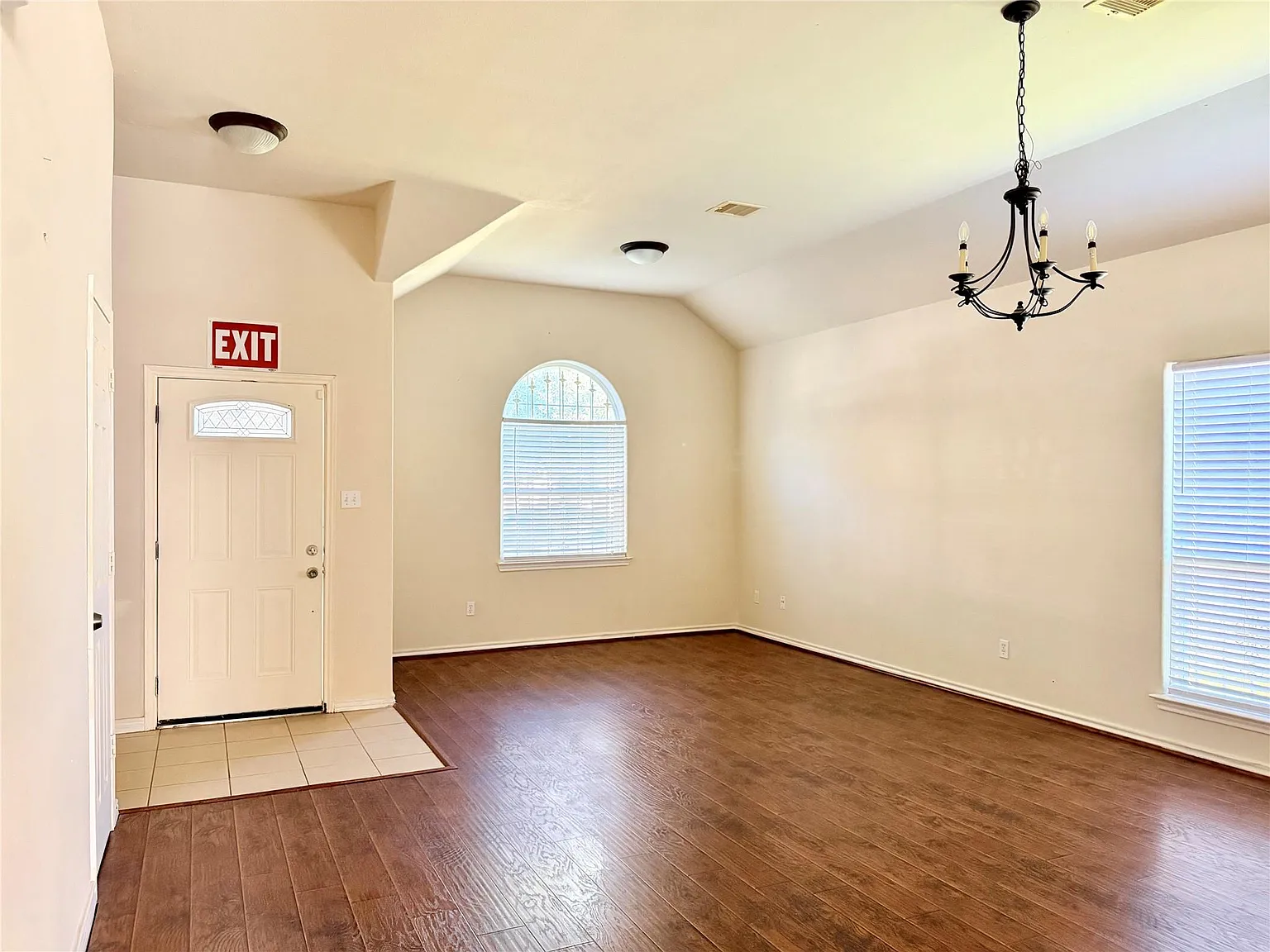 3 bed, 2.0 bath, 1836 sqft, $1,900 — Photo 4