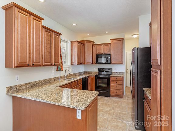 5th image of 223 Foxwood Dr