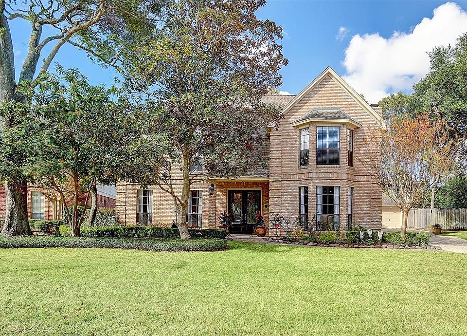 Welcome home to 6111 Oak Crest Court, located in the established neighborhood of Spring Creek Oaks !