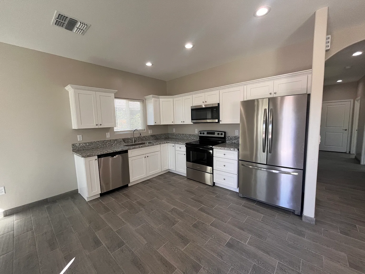 1224 N 13th Ave — Photo 1