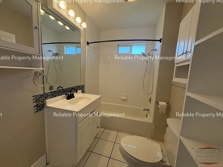 489 N Broadway St — Photo 8