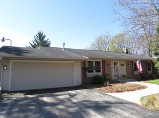 111 Chestnut Ridge Dr, Hartland, WI 53029