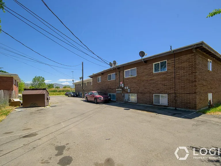 1610 W Ivy Cir #3 — Photo 2