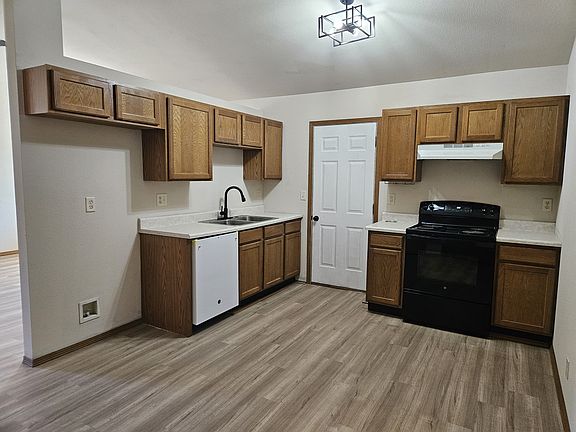 5th image of 911 Cedar Point Cir