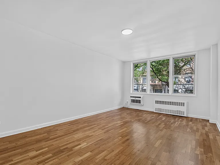 150 E 30th St #2C — Photo 2