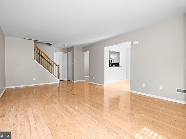 3906 Grenwich Ln — Photo 5