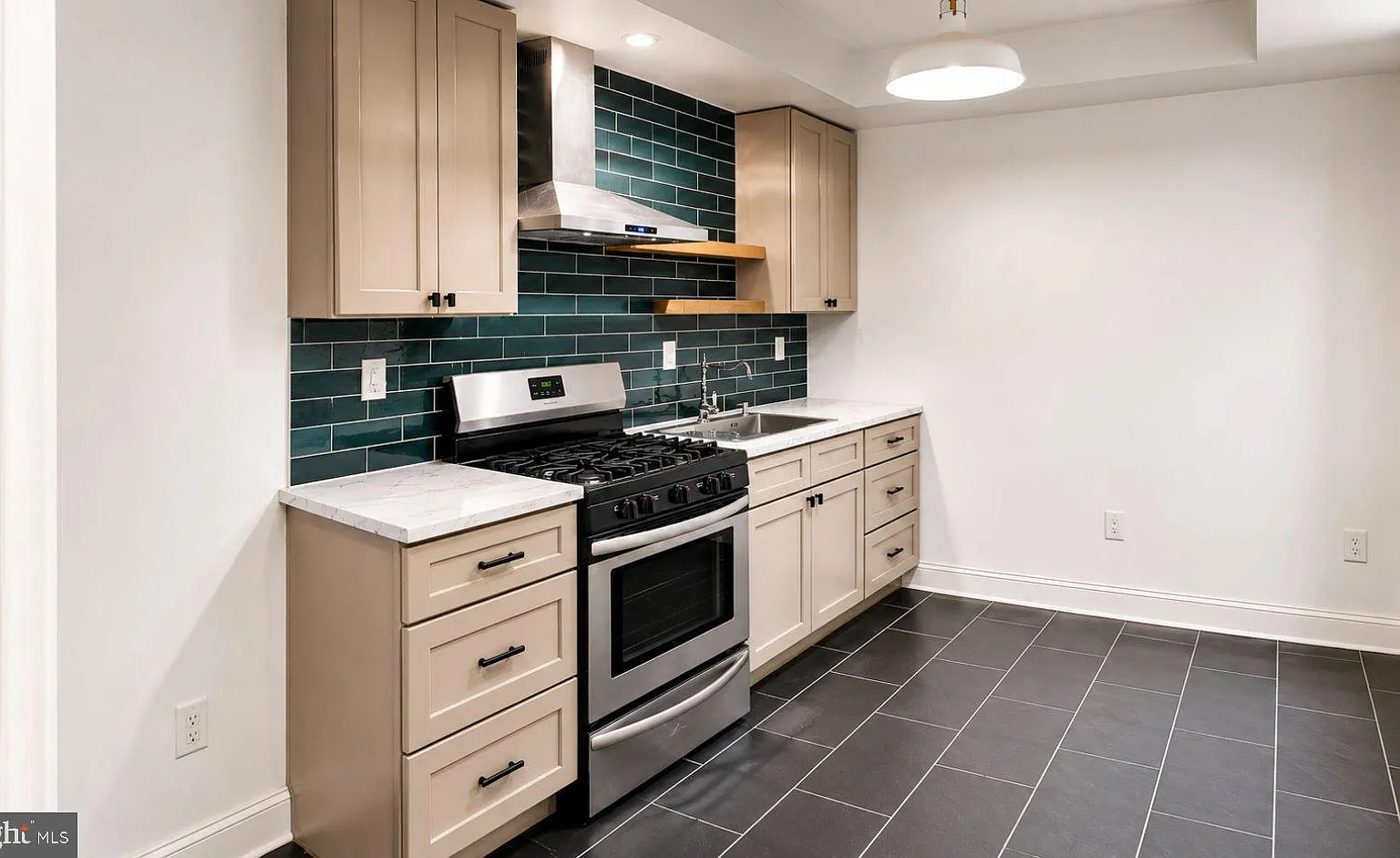 3 bed, 1.0 bath, 1200 sqft, $1,575 — Photo 1