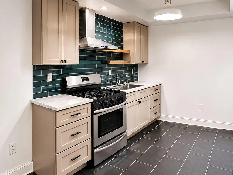 2633 N Franklin St — Photo 1
