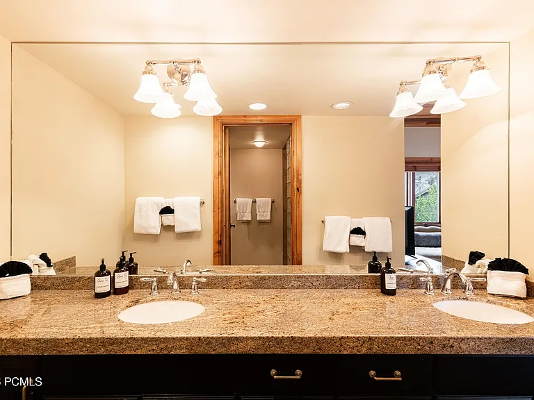 1525 Lakeside Cir — Photo 41