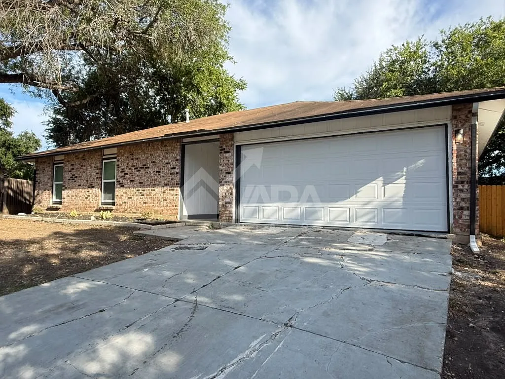 4 bed, 1605 sqft, $2,100 — Photo 2