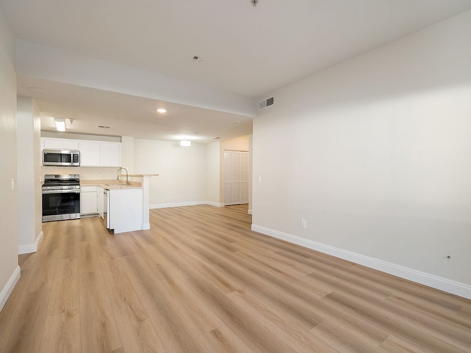 Open layout between kitchen, dining room and family room