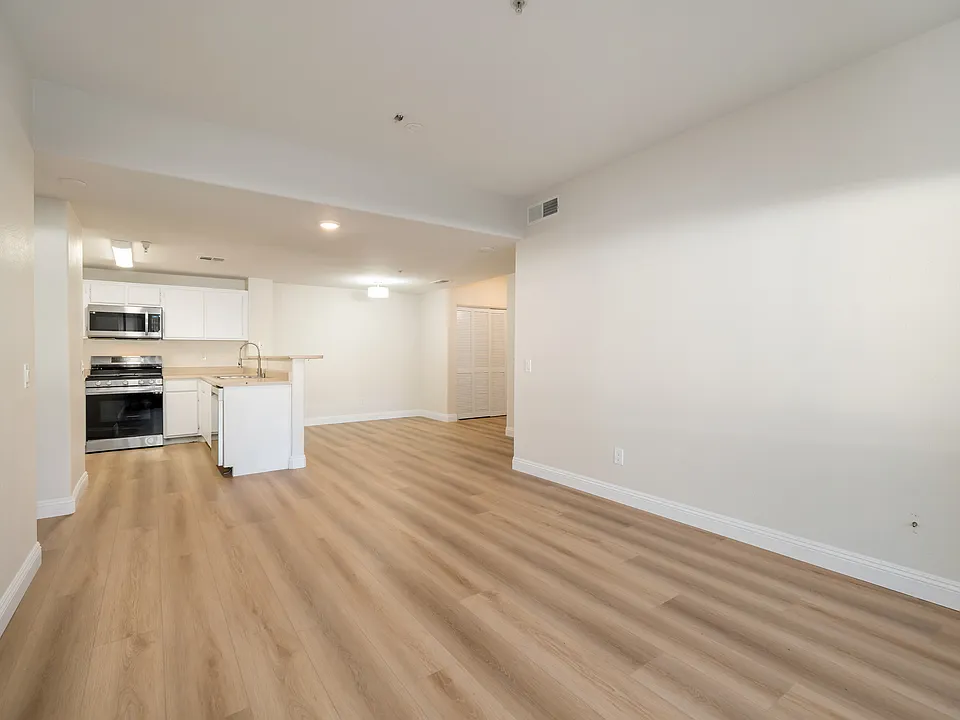 Open layout between kitchen, dining room and family room