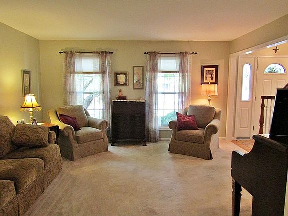 4th image of 2677 Berkshire Dr