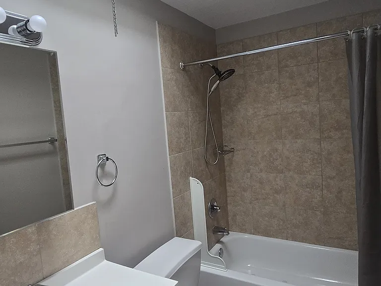 2326 Benson St #2 — Photo 10
