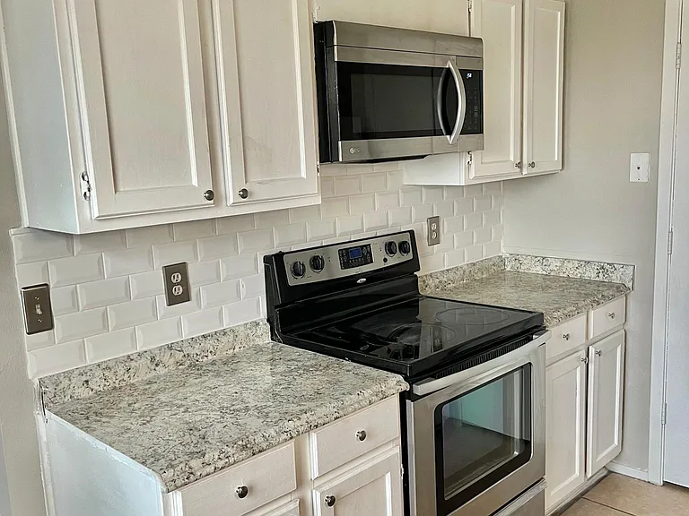 837 Woodland Ct — Photo 8
