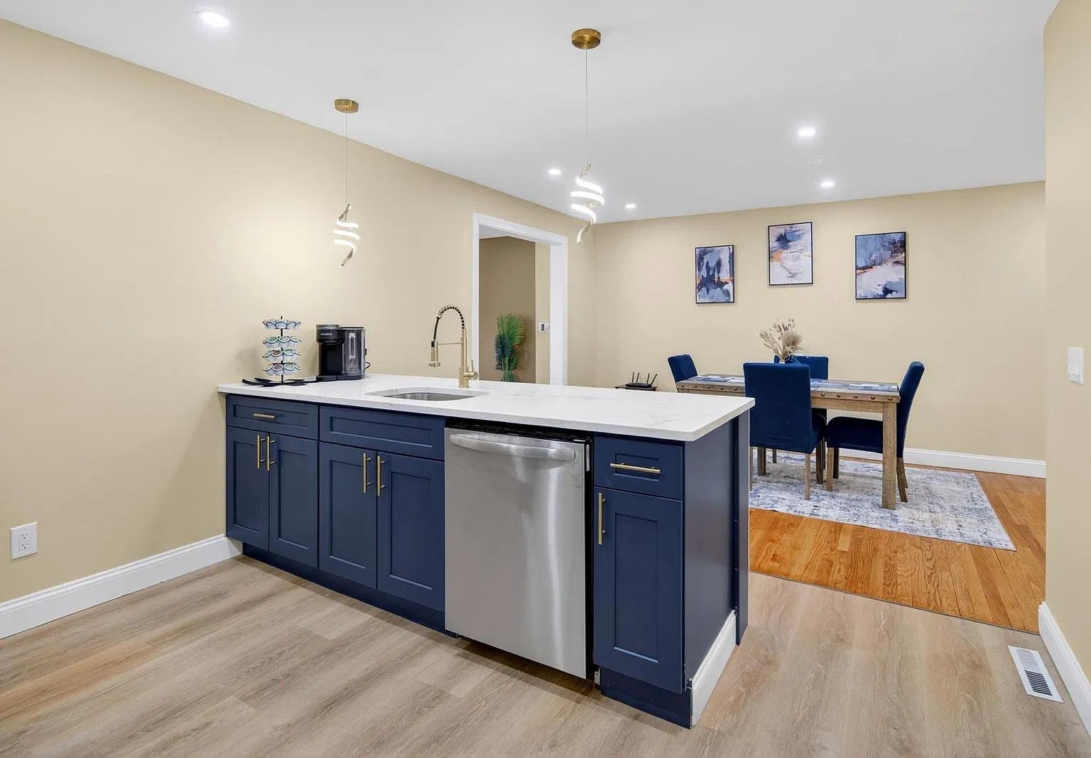 4 bed, 2044 sqft, $3,700 — Photo 3