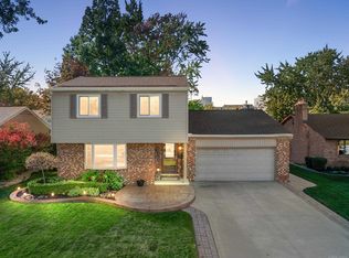 1050 Roslyn Rd, Mount Clemens, MI 48043