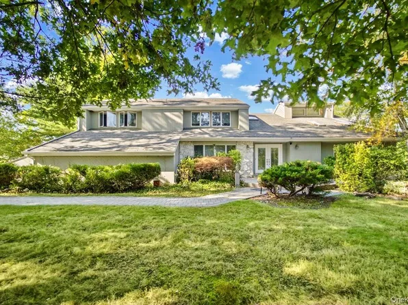 17 Scenic View Court W, Dix Hills, NY 11746