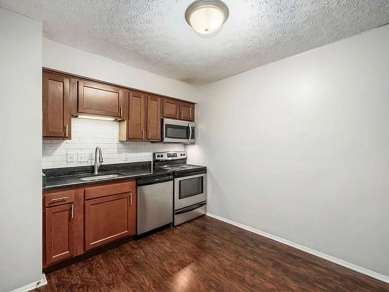 1393 Summit St #B — Photo 7