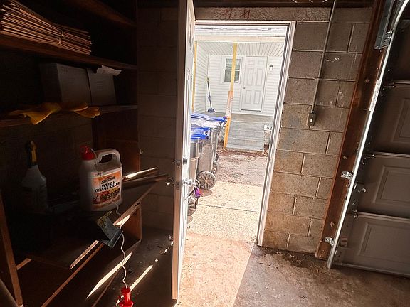 4th image of 1605 Earl Ave