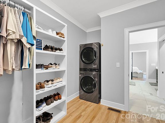 4th image of 1068 Belmont Village Dr
