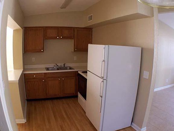 4th image of 2910 Aubrey Ave