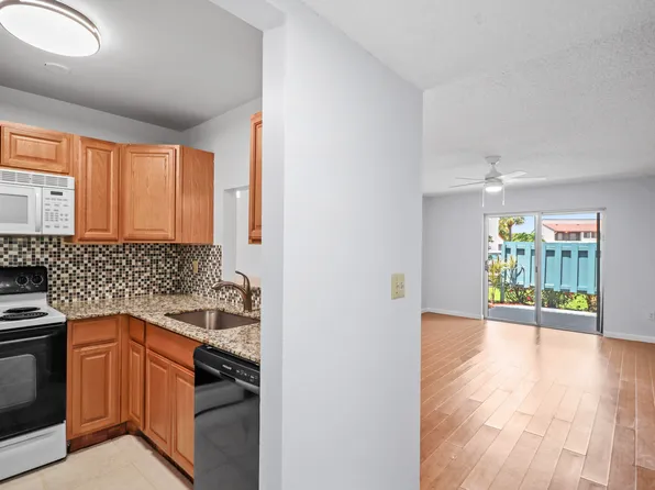 950 S Kanner Hwy APT D5, Stuart, FL 34994