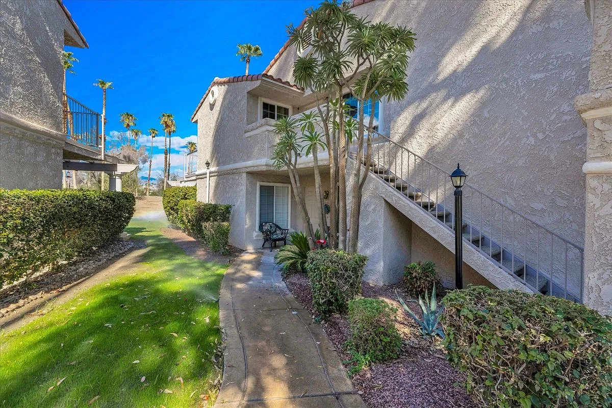 2 bed, 2.0 bath, 1175 sqft, $5,000 — Photo 2