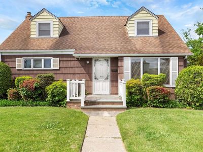 772 Park Ln S, Franklin Square, NY, 11010