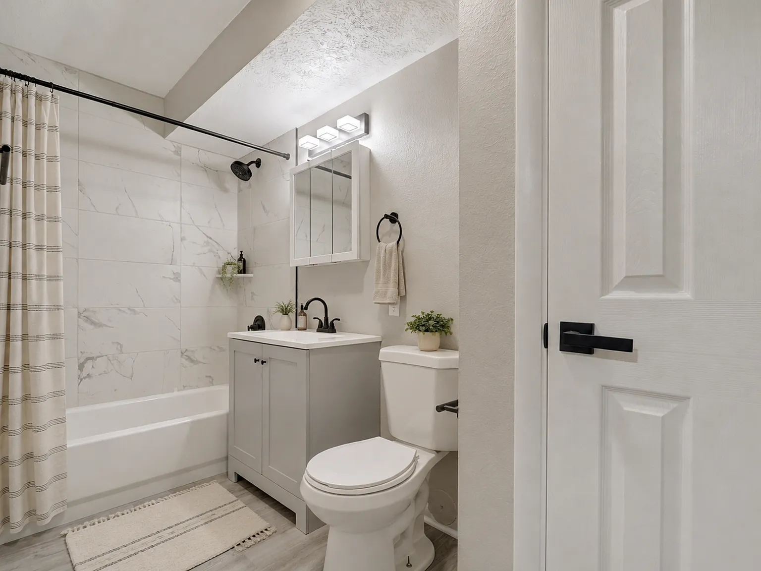 Lakeview Apartments — Photo 4
