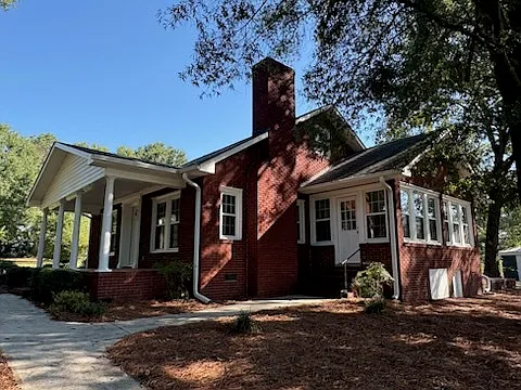 3 bed, 2.0 bath, 2259 sqft, $2,000 — Photo 2