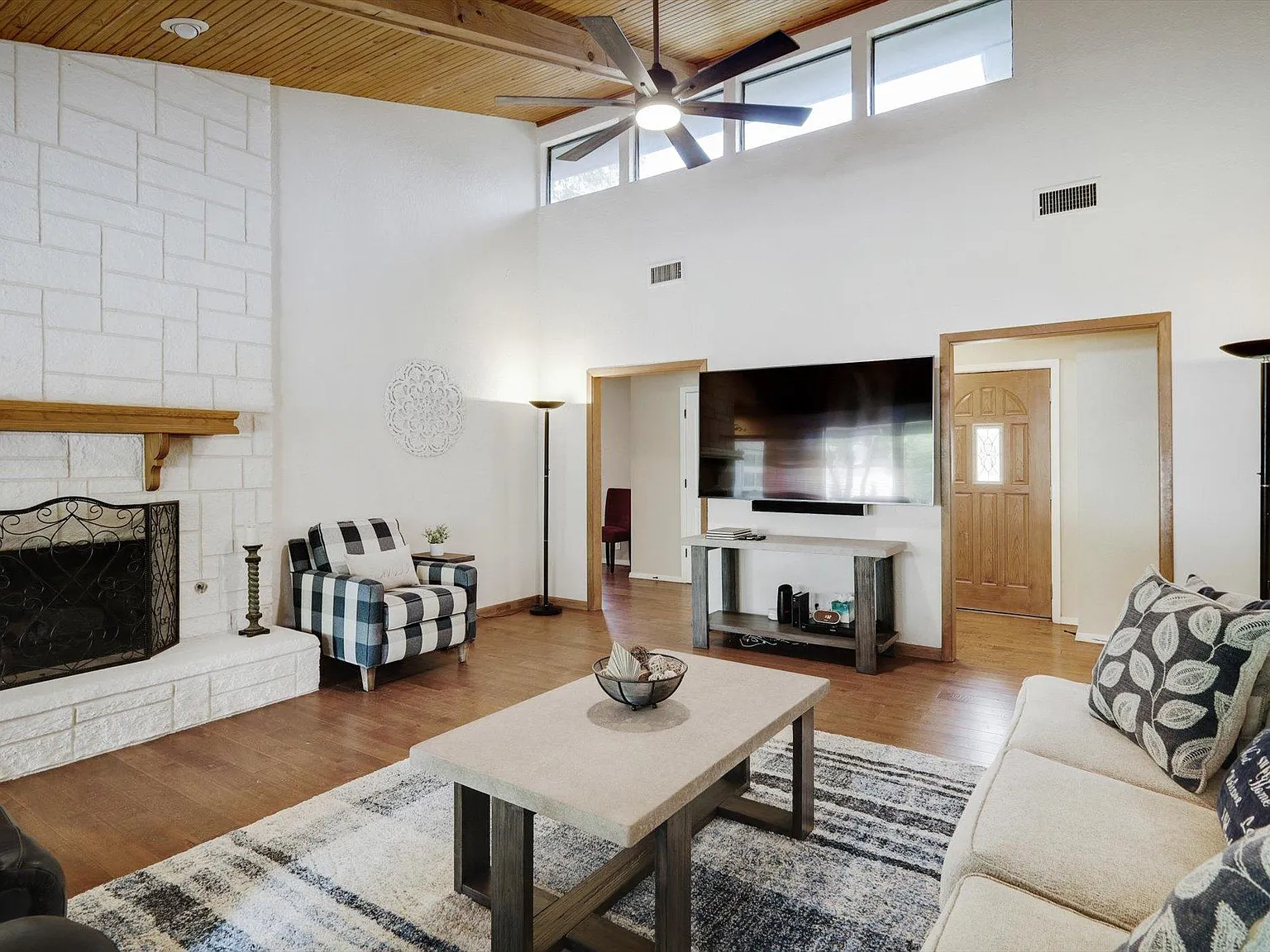 4 bed, 2.5 bath, 2728 sqft, $9,750 — Photo 3