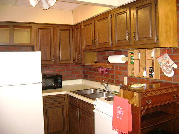 3rd image of 157 W Sarnia St APT 3