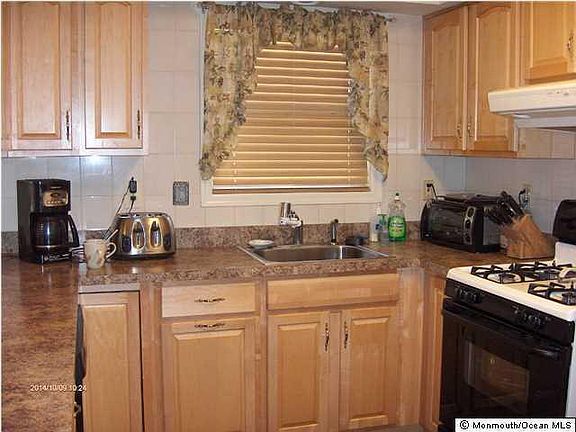 5th image of 16 Kinkora Ct E