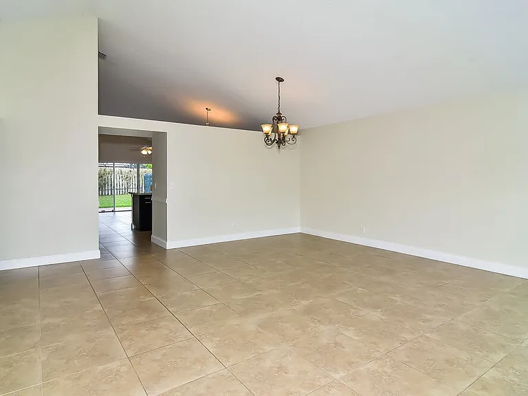 22457 Middletown Dr — Photo 3