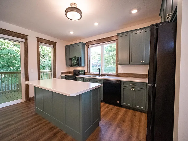 927 E Miller Dr — Photo 2