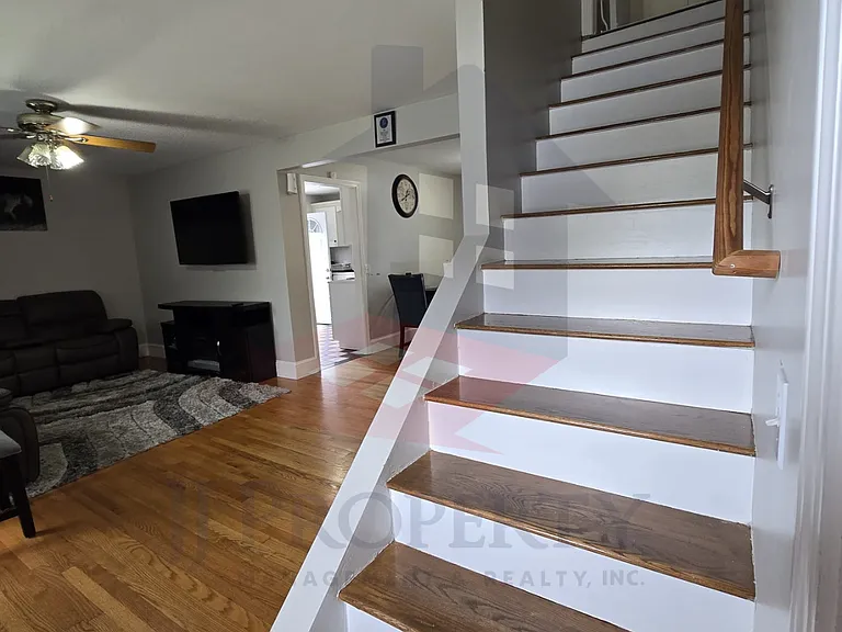104 Robinson St — Photo 3