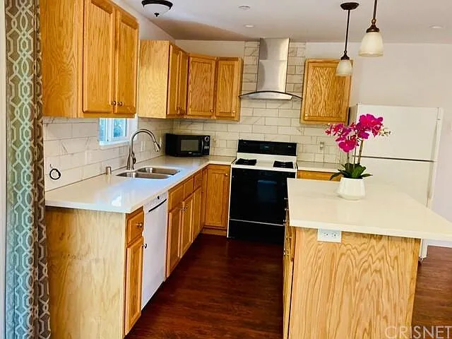 18152 Rayen St — Photo 3