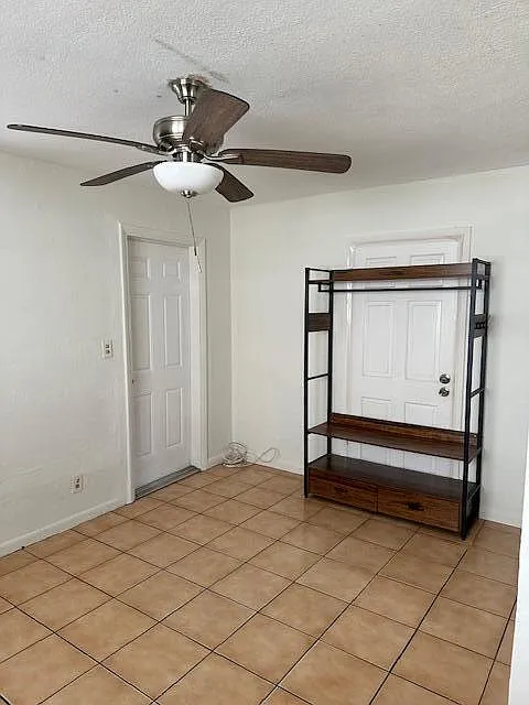 Studio, 1.0 bath, 200 sqft, $1,000 — Photo 4