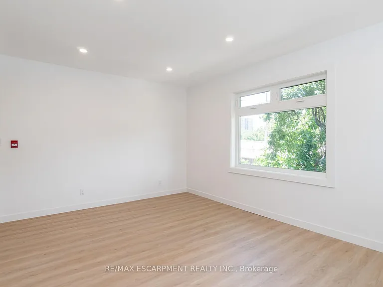 127 Victoria Ave S #6 — Photo 21