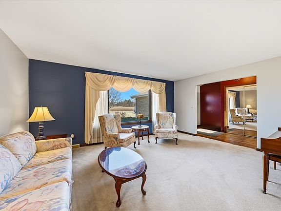 3rd image of 916 W Joliet Hwy
