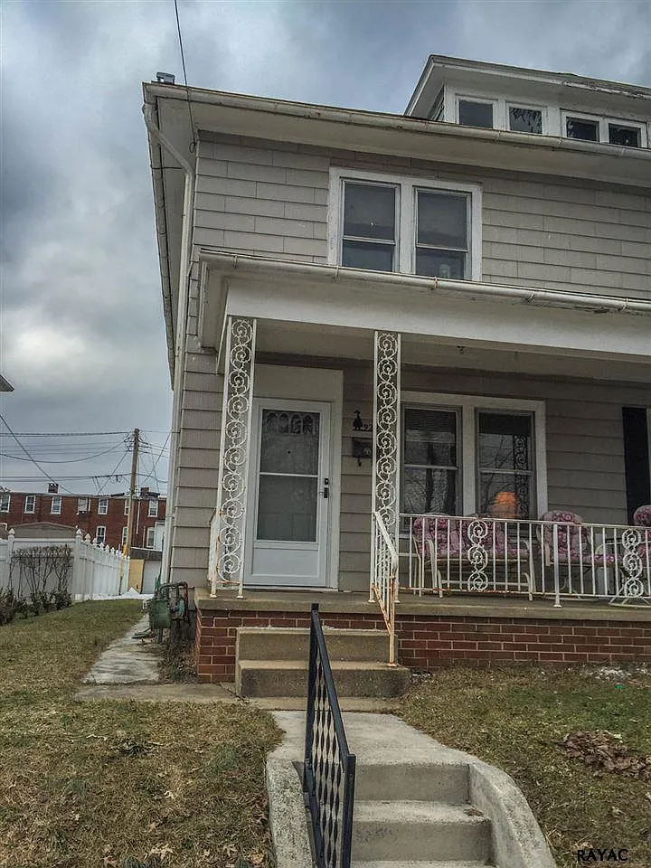 929 Prospect St photo 1