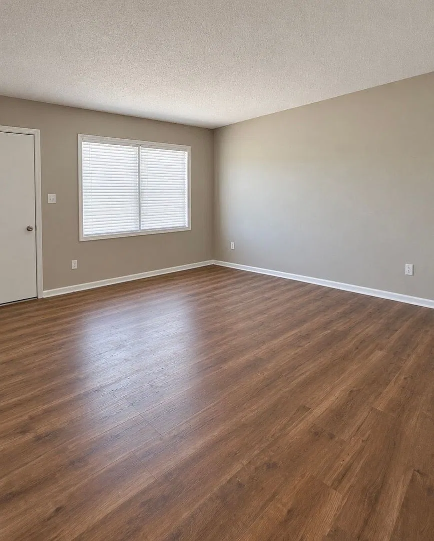 Newly Renovated Brick Home in Parkway Village — Photo 2