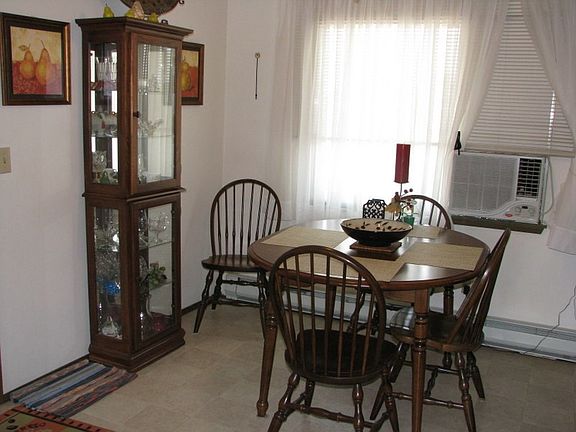 4th image of 810 Van Buren St