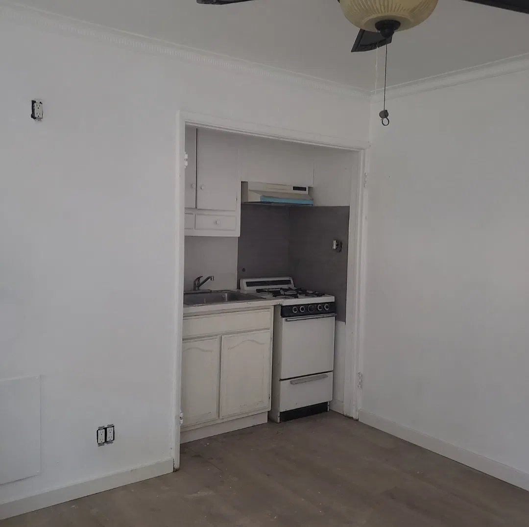Studio, 300 sqft, $1,055 — Photo 1