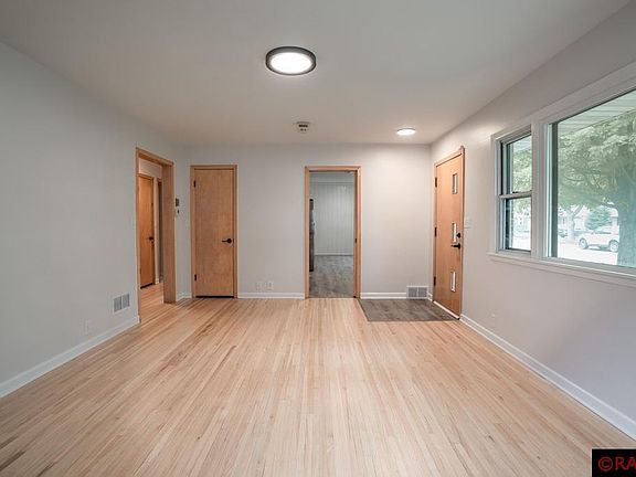 4th image of 228 Thayer Ave
