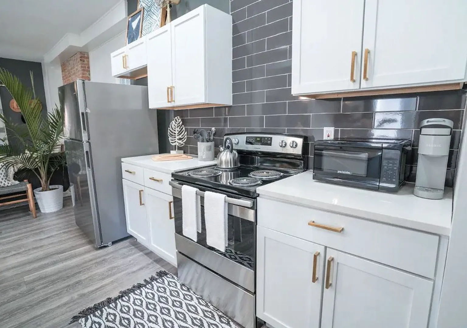 Sophisticated Whittier Street Sanctuary: Designer 3Bed, 3Bath Home with 2Car Garage — Photo 2