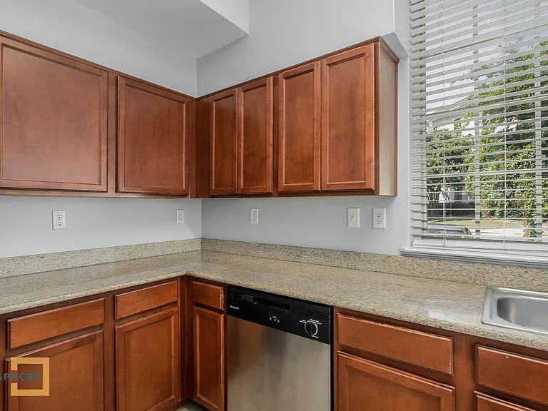 3218 Veterans Memorial Pkwy — Photo 17