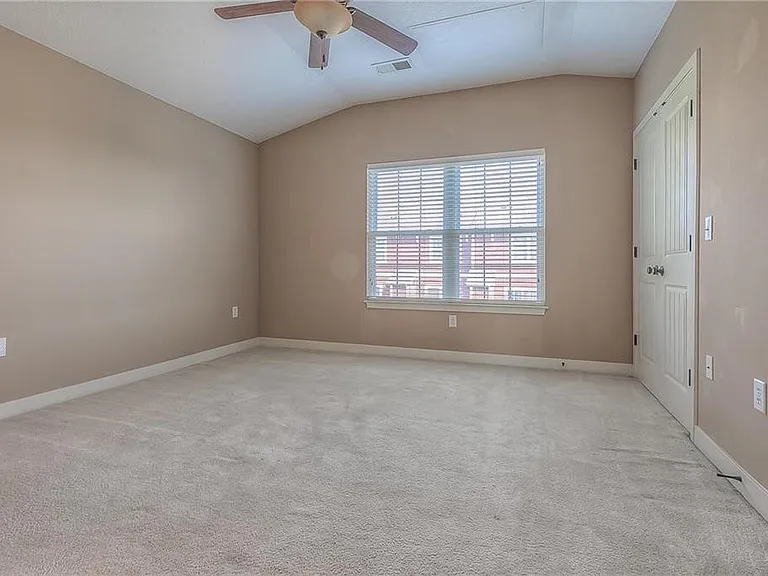 2804 Lake Ave — Photo 9